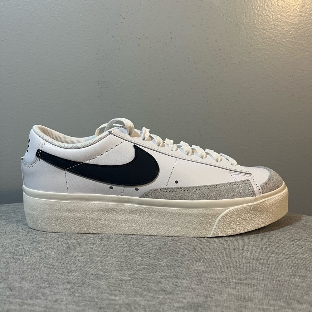 NIKE BLAZER LOW PLATAFORM Black/White Women's Size 8.5 DJ0292 101​​